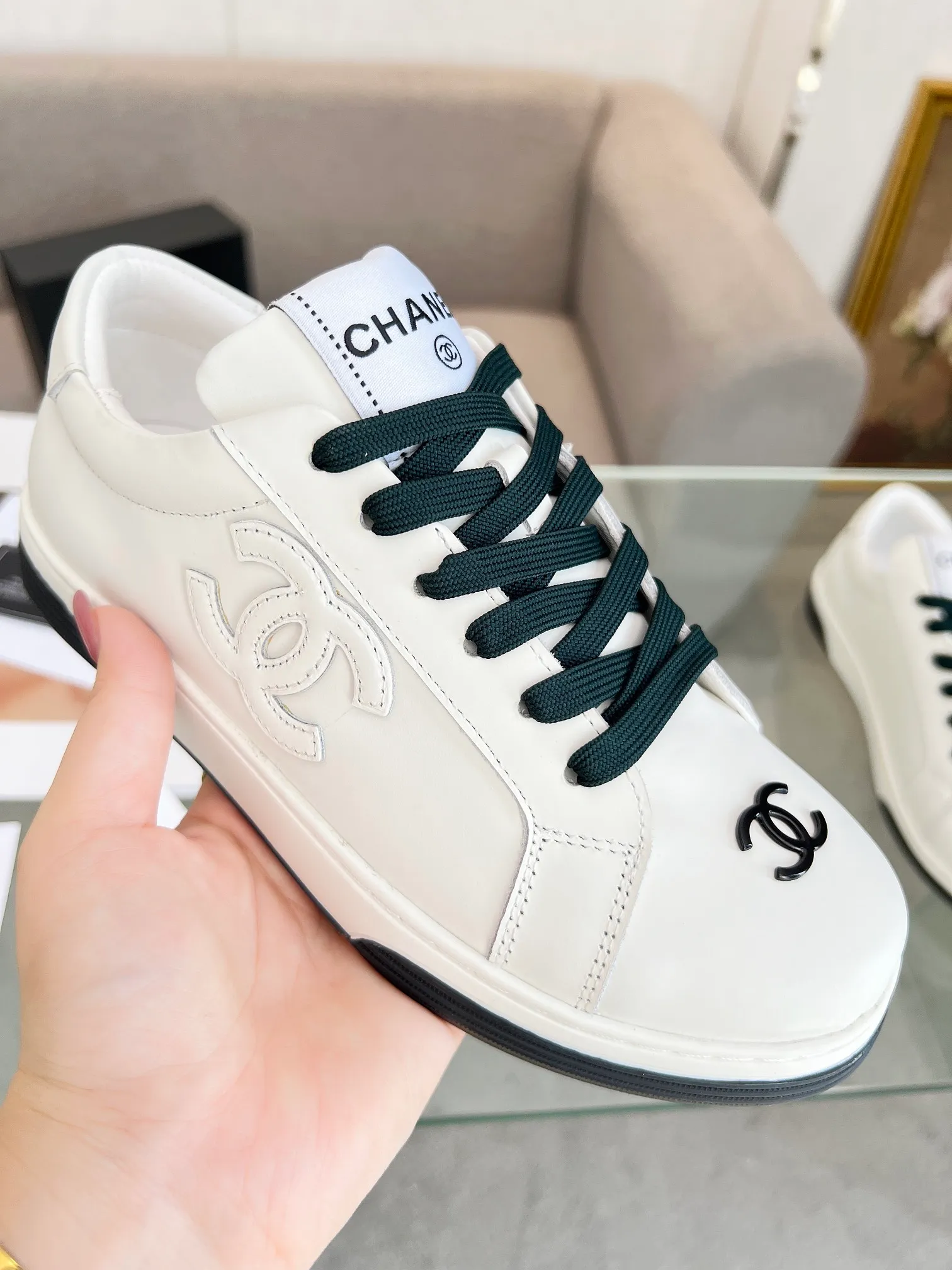 👟👟Ex-factory price 520👟👟Chanel Chanel 24SF latest model full leather panda color white shoes casual sports shoes skateboard shoes original purchase and development production Xiaoxiang C Home Another super popular item in the counter, loved by Internet celebrity bloggers and sisters, and various praises on social platforms. It is very popular, has a high texture, is breathable and super spring and summer. Seeing this issue always arouses the inner desire of girls for fashion. The latest suede material, classic black and white color, full of fashionable feeling on the feet, easy to care for. Fabric: Original customized imported cowhide material. Lining: Customized soft sheepskin lining. Sole: Original molded TPU non-slip outsole. Bottom thickness: 2.5CM. Size: Women's size 35-40 (custom-made sizes 40 are non-refundable)